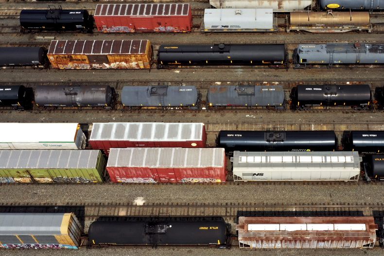 Vagones de carga en la terminal de Norfolk Southern en Conway, Pensilvania, el sábado 17 de junio de 2023. (AP Foto/ Gen J. Puskar)