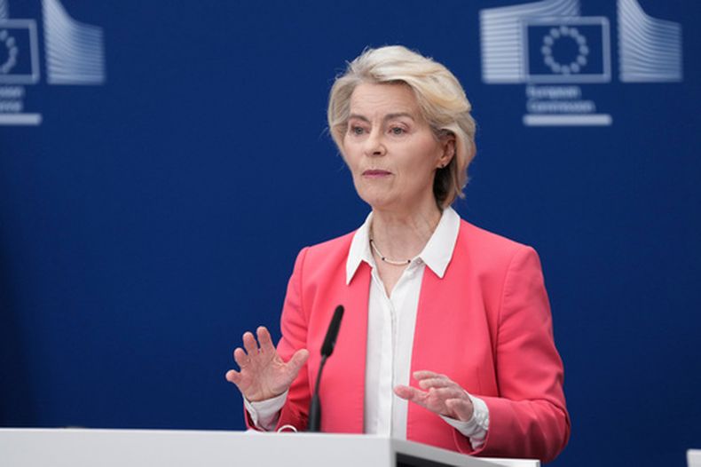La presidenta de la Comisión Europea, Ursula von der Leyen, habla durante una sesión sobre seguridad de menores en internet en la sede de la UE en Bruselas, el lunes 13 de julio de 2026. (AP Foto/Marius Burgelman)