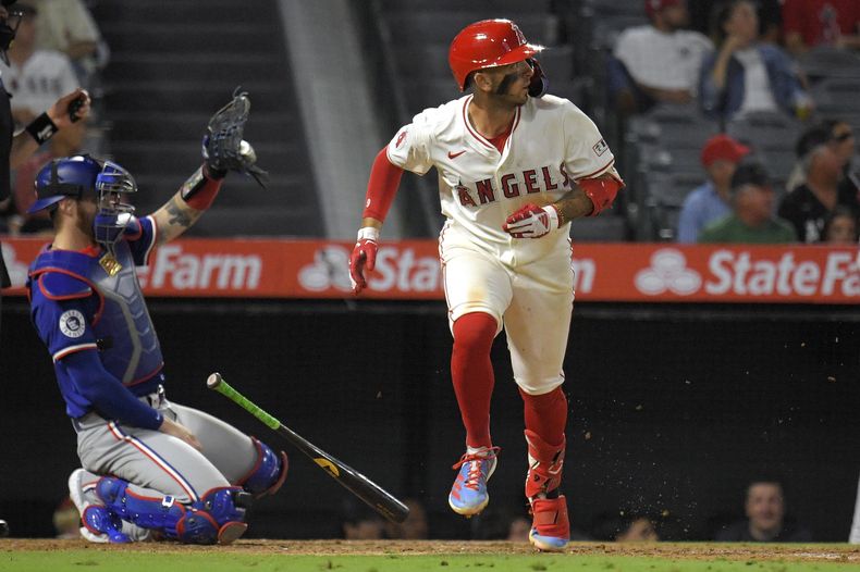 Zach Neto, de los Angelinos de Los Ángeles, se dirige a la inicial tras conectar un jonrón de los carreras en el juego ante los Rangers de Texas, el miércoles 10 de julio de 2024 (AP Foto/Mark J. Terrill)