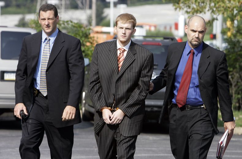 ARCHIVO - En esta fotografía de archivo del 29 de agosto de 2007, el ex entrenador asistente de los Kansas City Chiefs, Britt Reid, es escoltado al tribunal de distrito del condado de Montgomery en Conshohocken, Pensilvania. El gobernador de Missouri, Mike Parson, acortó la sentencia de prisión de Reid el viernes 1 de marzo de 2024, por un accidente por conducir en estado de ebriedad que hirió gravemente a una niña de 5 años. (AP Foto/Matt Rourke, Archivo)