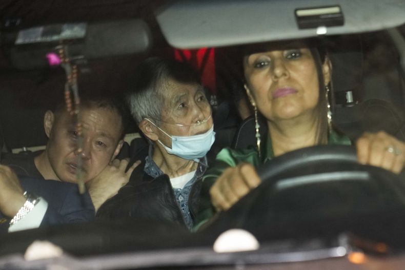 ARCHIVO - El expresidente de Perú Alberto Fujimori, en el centro, es trasladado fuera de prisión en vehículo con una de sus abogadas, y acompañado de su hijo Kenji, a la izquierda, tras su excarcelación, en Callao, Perú, el 6 de diciembre de 2023. Su hija, Keiko Fujimori, informó el miércoles 11 de septiembre de 2024 que el exmandatario falleció de cáncer a los 86 años. (AP Foto/Martin Mejía, Archivo)