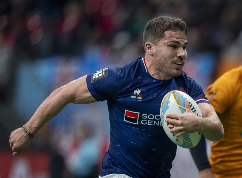 ARCHIVO - Antoine Dupont, de Francia, busca un try en un partido de rugby sevens ante Australia en Vancouver, Canadá, el 24 de febrero de 2024 (Ethan Cairns/The Canadian Press via AP, archivo)