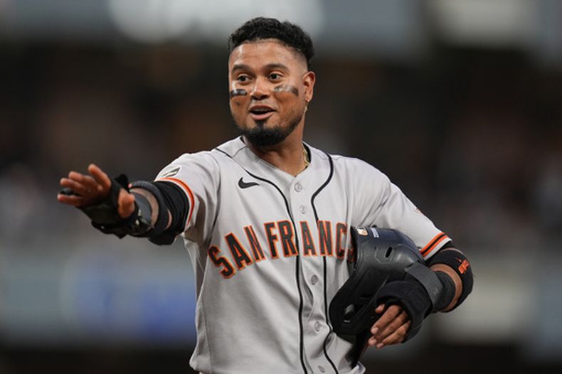 Luis Arráez de los Gigantes de San Francisco tras recibir un pelotazo en el juego contra los Padres de San Diego, el jueves 30 de julio de 2026, en San Diego. (AP Foto/Gregory Bull)