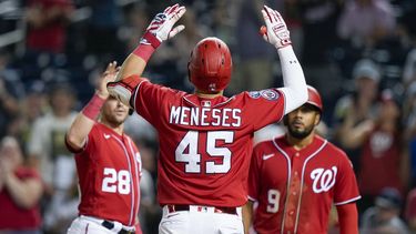 El mexicano Joey Meneses, de los Nacionales de Washington, festeja su jonrón de tes carreras en el juego del martes 25 de julio de 2023, ante los Rockies de Colorado (AP Foto/Alex Brandon)