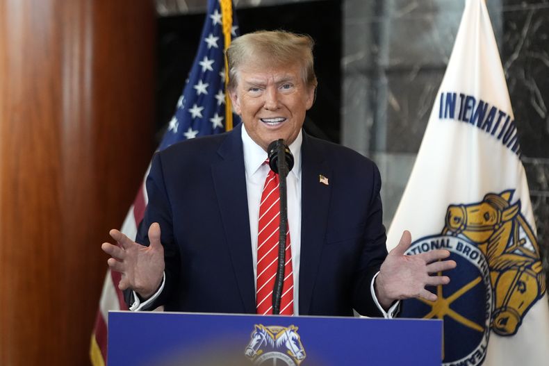 El expresidente de Estados Unidos, Donald Trump, que aspira a la candidatura del Partido Republicano a la Casa Blanca, habla tras una reunión con miembros de la Hermandad internacional de Camioneros, en la sede de la entidad, en Washington, el 31 de enero de 2024. (AP Foto/Andrew Harnik)