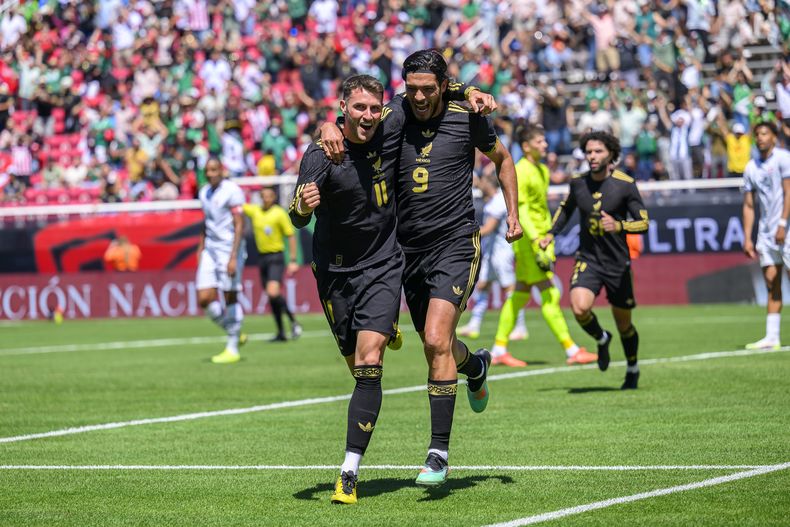 Santiago Giménez (11) y Raúl Jiménez (9) celebran el gol anotado por Giménez en el partido amistoso contra Suiza, el sábado 7 de junio de 2025, en Salt Lake City, Utah. (AP Foto/Tyler Tate)