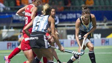 americateve | La capitana argentina Luciana Aymar, der., avanza durante el encuentro con Estados Unidos por el tercer puesto de la Copa Mundial del hockey femenino. Argentina gan&oacute; 2-1. En la final, Holanda venci&oacute; a Australia 2-0 para ganar oro. (AP Foto/P