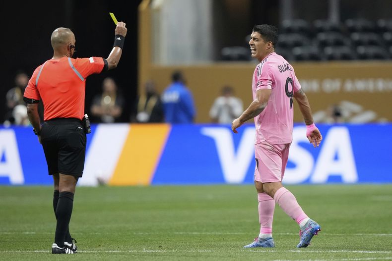 Luis Suárez del Inter de Miami recibe una tarjeta amarilla durante el partido de fútbol de octavos de final del Mundial de Clubes entre el PSG y el Inter de Miami en Atlanta, el domingo 29 de junio de 2025. (AP Photo/Brynn Anderson)