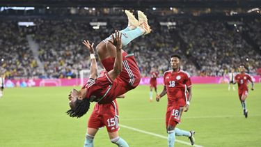 Juan Cuadrado da una voltereta tras anotar un gol para Colombia en la victoria 2-0 ante Alemania en un partido amistoso, el martes 20 de junio de 2023, en Gelsenkirchen. (Bernd Thissen/dpa vía AP)