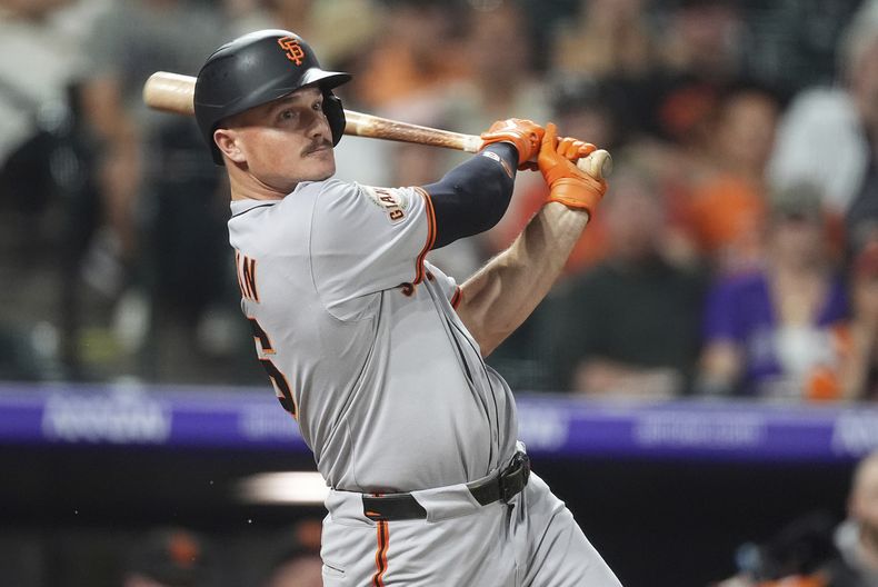 Matt Chapman, de los Gigantes de San Francisco, conecta un foul en el duelo del miércoles 3 de septiembre de 2025, ante los Rockies de Colorado (AP Foto/David Zalubowski)f