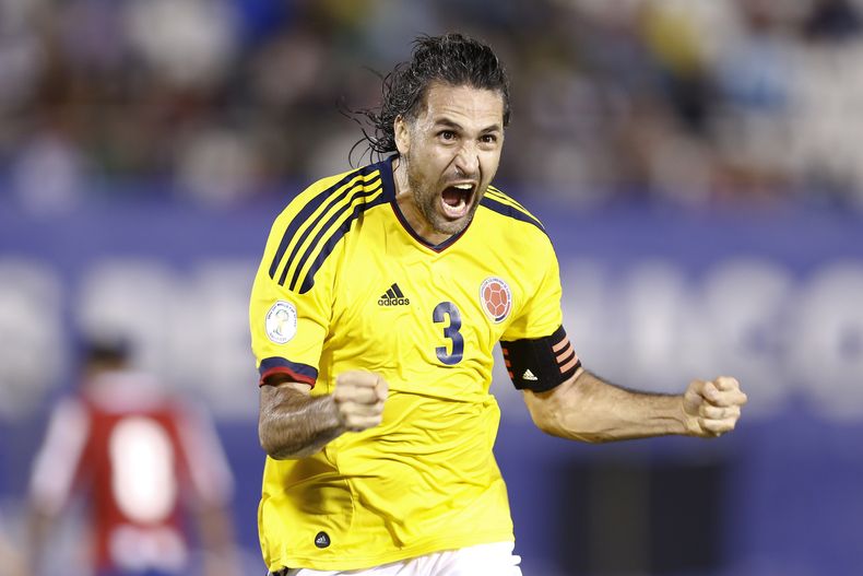 El colombiano Mario Yepes festeja tras anotar un gol frente a Paraguay en el duelo clasificatorio para el Mundial de 2014 en Asunci&oacute;n, Paraguay,el martes 15 de octubre de 2013. Colombia, B&eacute;lgica y Suiza se convirtieron el jueves 17 de octubr