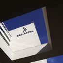 ARCHIVO - El logotipo y las siglas del sindicato SAG-AFTRA en el costado de la sede en Los Ángeles el viernes 10 de noviembre de 2023. Los artistas de videojuegos de Hollywood votaron a favor de ir a la huelga el jueves 25 de julio de 2024, lo que llevó a parte de la industria del entretenimiento a otro paro laboral. después de que las negociaciones para un nuevo contrato con los principales estudios de juegos fracasaran debido a las protecciones de la inteligencia artificial. (Foto AP/Richard Vogel, archivo)