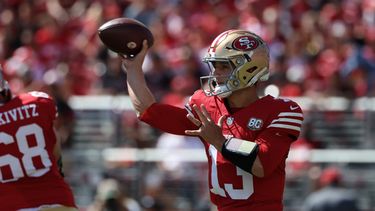 El quarterback de los 49ers de San Francisco, Brock Purdy, lanza el balón en la primera mitad del partido ante los Cardinals de Arizona, el domingo 27 de septiembre de 2026, en Santa Clara, California. (AP Foto/Jed Jacobsohn)
