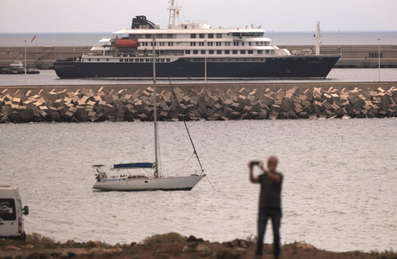 El crucero afectado por un brote de hantavirus, MV Hondius, se ve fondeado en el puerto de Granadilla, Tenerife, en las islas Canarias, España, el lunes 11 de mayo de 2026. (AP Foto/Arturo Rodriguez)