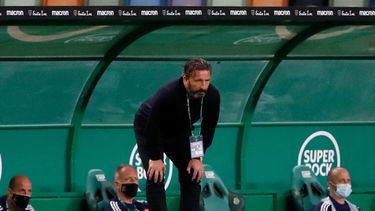 ARCHIVO - Derek McInnes, entonces técnico de Aberdeen, mira desde el banquillo un encuentro clasificatorio para la Liga Europa ante Sporting en Lisboa, el 24 de septiembre de 2020 (AP Foto/Armando Franca, archivo)