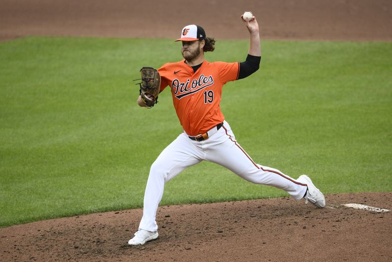 El abridor de los Orioles de Baltimore Cole Irvin lanza en la séptima entrada del juego ante los Atléticos de Oakland el sábado 27 de abril del 2024. (AP Foto/Nick Wass)