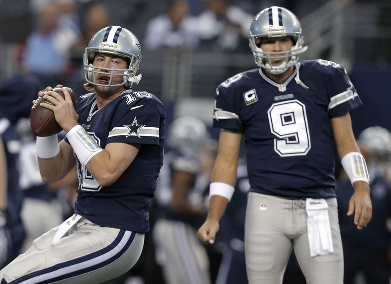 Los quarterbacks Tony Romo (9) y Kyle Orto (18), de los Cowboys de Dallas, calientan antes del partido contra los Raiders de Oakland en Arlingon, Texas, el 28 de noviembre de 2013. Orton ser&aacute; titular en el encuentro del domingo 29 de diciembre cont