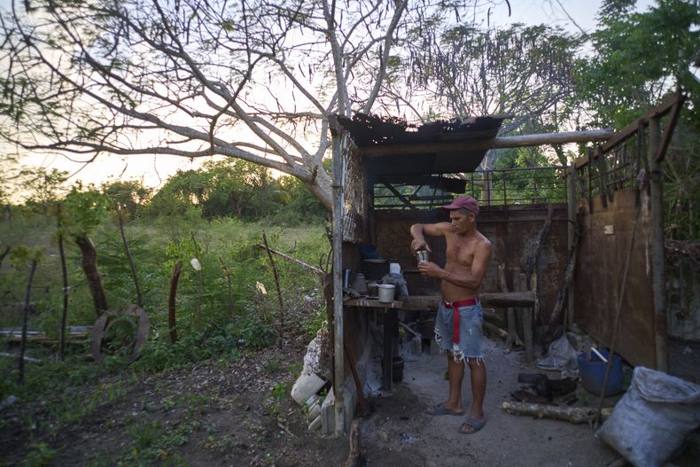 Edinector Vázquez prepara café en un horno de carbón detrás de su casa durante un apagón en Minas, La Habana, Cuba, el lunes 26 de mayo de 2025. (AP Foto/Ramón Espinosa)