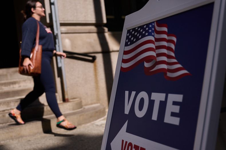 Un cartel indica a los electores la entrada al ayuntamiento durante una votación anticipada para las primarias en Rhode Island, el 2 de septiembre de 2026, en Providence, Rhode Island. (AP Foto/David Goldman)