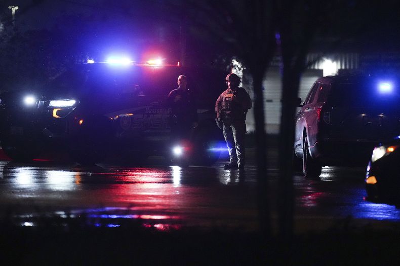 Miembros de la policía del condado de Brazoria bloquean la carretera que lleva al recinto comercial Coles Antique Village and Flea Market tras una balacera, el domingo 12 de noviembre de 2023, en Pearland, Texas, cerca de Houston. (Elizabeth Conley/Houston Chronicle via AP)