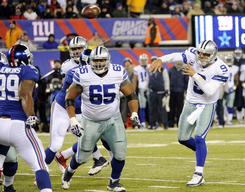 El quarterback Tony Romo (9), de los Cowboys de Dallas, lanza un pase para anotaci&oacute;n contra los Giants de Nueva York, durante la segunda mitad del juego del domingo 24 de noviembre de 2013, en East Rutherford, Nueva Jersey. (Foto AP/Bill Kostroun)