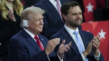 El candidato presidencial republicano Donald Trump, y el candidato republicano a la vicepresidencia, el senador JD Vance, en la Convención Nacional Republicana, el lunes 15 de julio de 2024, en Milwaukee. (AP Foto/Charles Rex Arbogast)