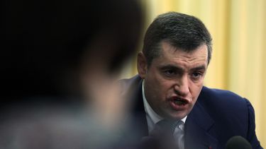 americateve | Leonid Slutsky, importante legislador ruso, habla en una conferencia de prensa en Simferopol, Crimea, Ucrania, el martes 25 de febrero de 2014. Slutsky, quien ha viajado esta semana entre Crimea y Mosc&uacute;, dijo el martes que el Parlamento ruso pudier