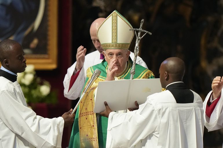 El papa reza por las víctimas del tiroteo en desfile en EEUU