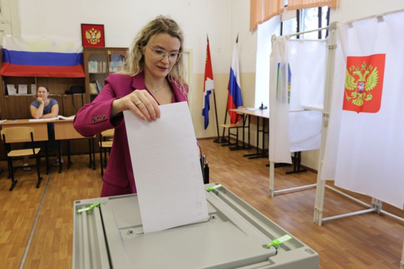 Una mujer deposita su boleta para las elecciones parlamentarias, en Vladivostok, Rusia, el 18 de septiembre de 2026. (AP Foto)