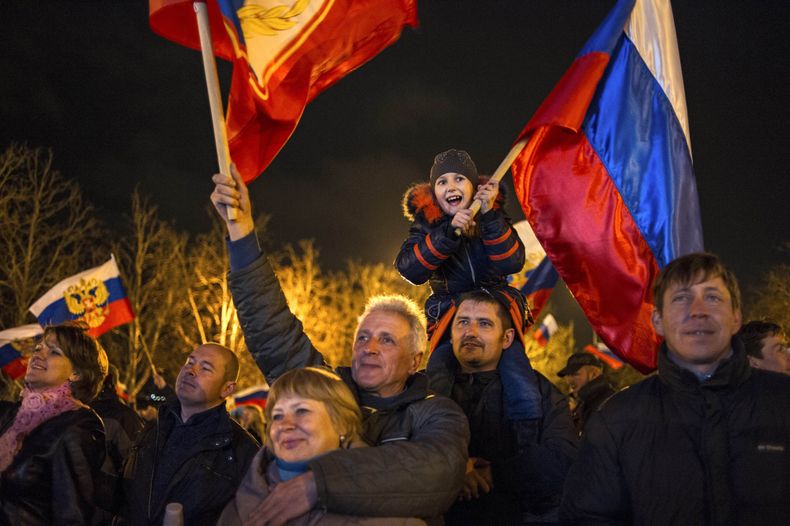 Manifestantes prorrusos celebran en la plaza de Sebastopolo, Ucrania, los resultados del refer&eacute;ndum celebrado en Crimea para decidir la separaci&oacute;n de la pen&iacute;nsula de esta naci&oacute;n la madrugada del lunes 17 de marzo de 2014. (Foto
