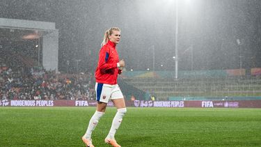 La noruega Ada Hegerberg calienta antes del encuentro entre Noruega y Suiza en el Grupo A de la Copa Mundial el martes 25 de julio del 2023. (AP Foto/Abbie Parr)