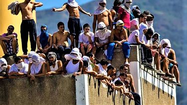 alertan que 80 presos llevan una semana en huelga de bocas cosidas en los calabozos de la policia en el estado venezolano de miranda