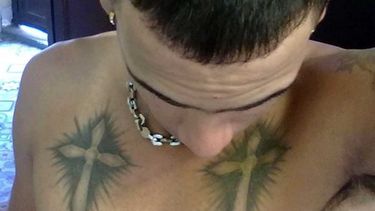 Un miembro de una pandilla nos muestra las marcas que usa para identificarse en el grup.