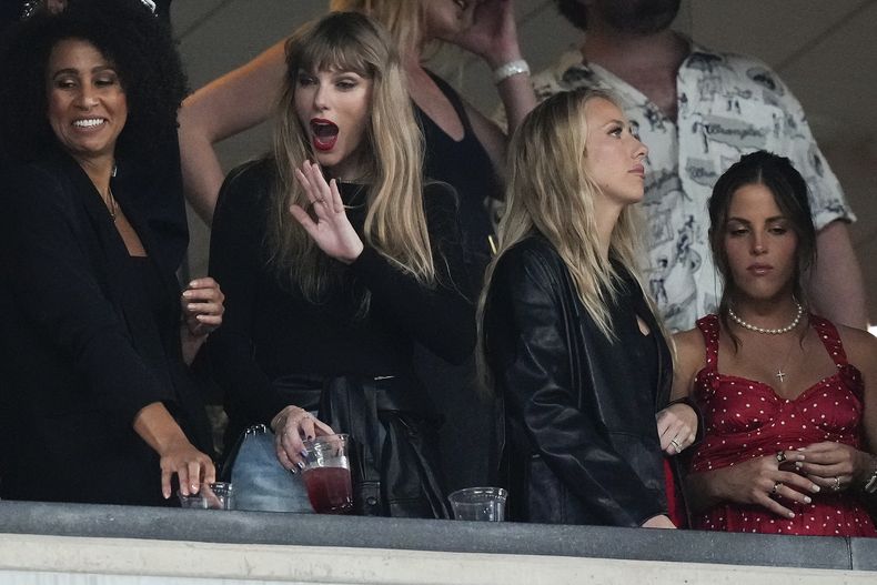 Taylor Swift, segunda de izquierda a derecha, y Brittany Mahomes, segunda de derecha a izquierda, ven el segundo cuarto del partido de la NFL entre los Jets de Nueva York y los Chiefs de Kansas City el 1 de octubre de 2023, en East Rutherford, Nueva Jersey. (Foto AP /Frank Franklin II)