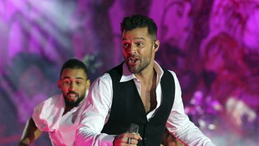 americateve | En esta foto del 31 de mayo del 2014, Ricky Martin canta en la ceremonia inaugural del Life Ball frente al ayuntamiento en Viena, Austria. El superastro puertorrique&ntilde;o develar&aacute; el 19 de noviembre en Las Vegas una figura de cera hecha a su se