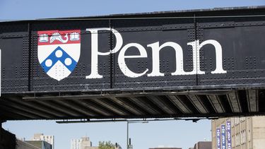 ARCHIVO - Letrero de la Universidad de Pensilvania en Filadelfia el miércoles 15 de mayo de 2019. (AP foto/Matt Rourke, archivo)