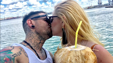 popular tatuador de miami sorprende a su familia en cuba