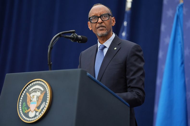 ARCHIVO - El presidente de Ruanda, Paul Kagame, habla durante una ceremonia de firma de un acuerdo con el presidente Donald Trump y el presidente de la República Democrática del Congo, Félix Tshisekedi, en el Instituto de la Paz de Estados Unidos, el 4 de diciembre de 2025, en Washington. (Foto AP/Evan Vucci, archivo)