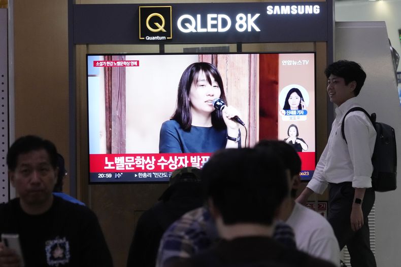 Una pantalla de televisión muestra una imagen de archivo de la ganadora del Premio Nobel de Literatura 2024, la escritora surcoreana Han Kang, durante un noticieros en la estación de tren de Seúl, Corea del Sur, el jueves 10 de octubre de 2024. (Foto AP/Ahn Young-joon)