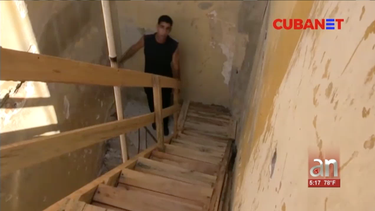 una escalera de madera: la peligrosa solucion del regimen a una familia en la habana