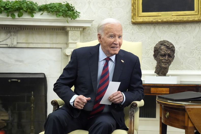 El presidente Joe Biden durante una reunión con el secretario general de la OTAN, Jens Stoltenberg, en la Oficina Oval de la Casa Blanca, el lunes 17 de junio de 2024, en Washington. (AP Foto/Mark Schiefelbein)