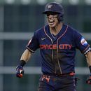 Mauricio Dubón de los Astros de Houston celebra tras conectar un doble remolcador en la séptima entrada frente a los Gigantes de San Francisco el lunes 1 de mayo del 2023. (AP Foto/Kevin M. Cox)