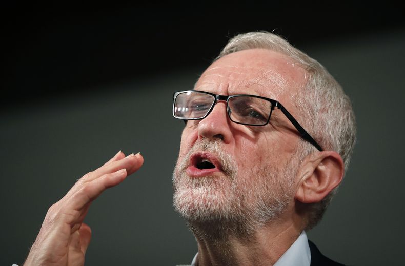 El líder del Partido Laborista Jeremy Corbyn pronuncia un discurso el miércoles 11 de diciembre de 2019, en Londres. (AP Foto/Thanassis Stavrakis, Archivo)