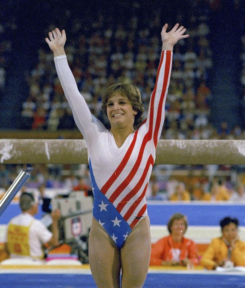ARCHIVO - La estadounidense Mary Lou Retton agradece los aplausos tras su rutina en los Juegos Olímpicos de Los Ángeles, el 3 de agosto de 1984 (AP Foto/Suzanne Vlamis, archivo).