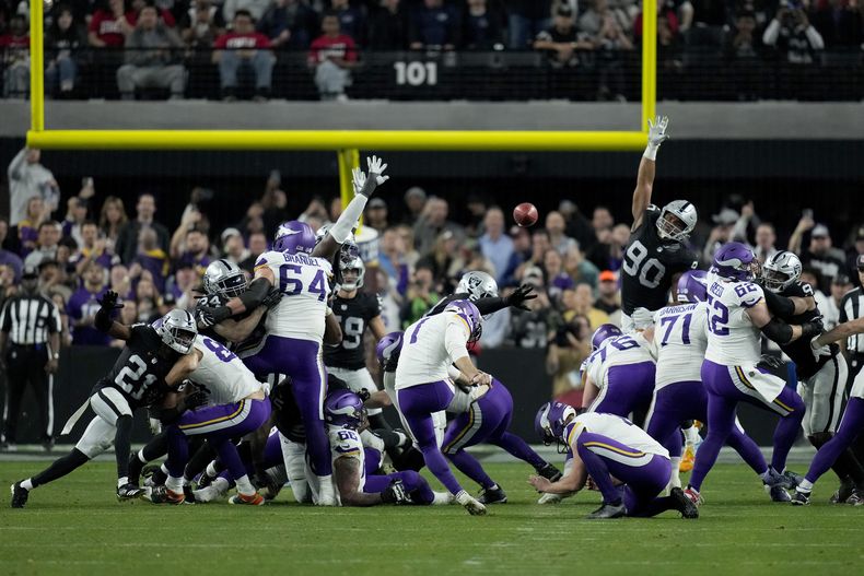 El pateador de los Vikings de Minnesota Greg Joseph (1) ejecuta el gol de campo ganador ante los Raiders de Las Vegas durante la segunda mitad del juego de NFL, el domingo 10 de diciembre de 2023, en Las Vegas. (AP Foto/John Locher)