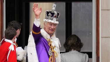 El rey Carlos III saluda a la multitud desde el balcón del Palacio de Buckingham tras su ceremonia de coronación, en Londres, el sábado 6 de mayo de 2023. (AP Foto/Petr David Josek)