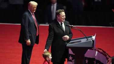 ARCHIVO - Elon Musk, con su hijo X Æ A-Xii, habla mientras el presidente electo Donald Trump lo escucha en un mitin antes de la 60ma Investidura Presidencial de Estados Unidos, el domingo 19 de enero de 2025, en Washington. (AP Foto/Alex Brandon, archivo)