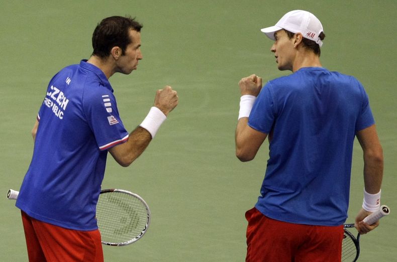 Los jugadores de Rep&uacute;blica Checa, Radek Stepanek, izquierda, y Tomas Berdych, festejan un punto contra los serbios Nenad Zimonjic e Ilija Bozoljac en la final de la Copa Davis el s&aacute;bado, 16 de noviembre de 2013, en Belgrado.(AP Photo/ Marko
