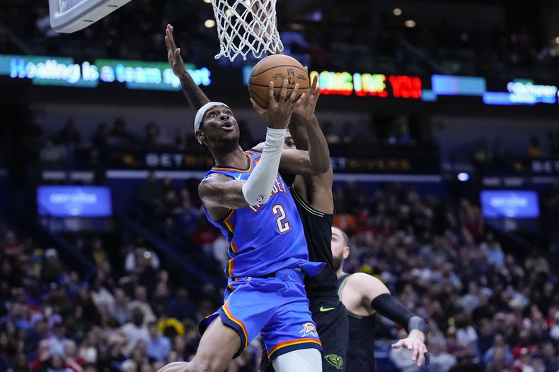 El armador del Thunder de Oklahoma City Shair Gilgeous-Alexander (2) ataca el aro en la segunda mitad del juego de baloncesto de la NBA en Nueva Orleans, el viernes 26 de enero de 2024.