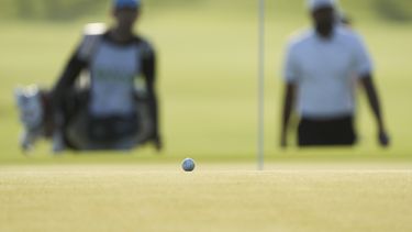 La pelota golpeada por el estadounidense Tony Finau queda en el green del hoyo 10, durante la segunda ronda del Mexico Open, el viernes 28 de abril de 2023, en Puerto Vallarta (AP Foto/Moisés Castillo)